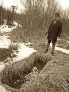 Munthe finds a grave. Diegetic. Photo: Elin Gustafsson