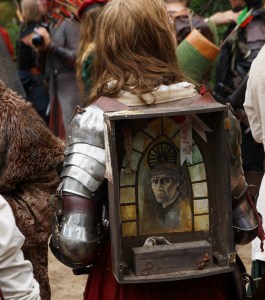 Priest Elsie Dresher with a shrine for Saint Rudiger on her back. Photo: Mårten Bydén